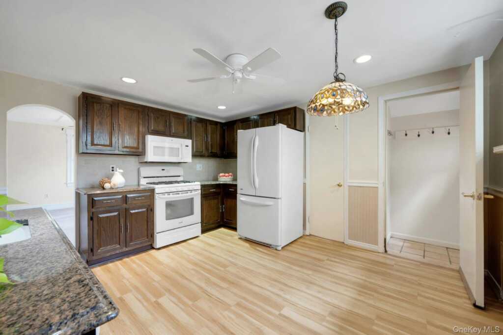 35 Chase Avenue, White Plains, NY 10606 - Photo 7 of 37