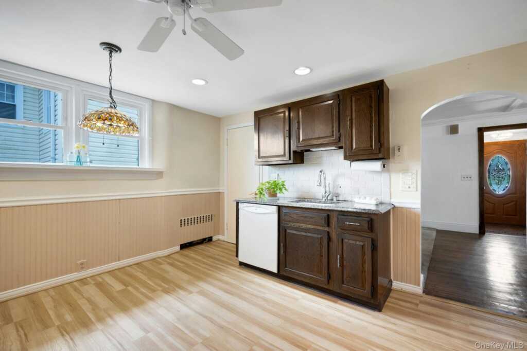 35 Chase Avenue, White Plains, NY 10606 - Photo 9 of 37