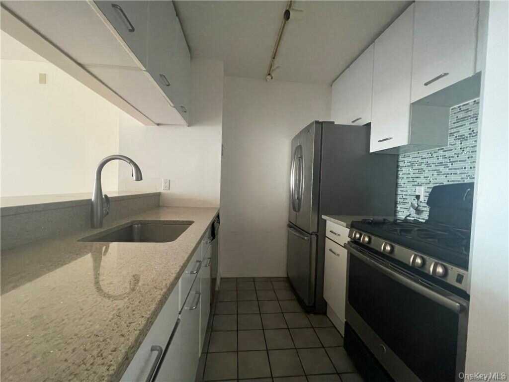 4 Martine Avenue, Unit #814, White Plains, NY 10606 - Photo 6 of 9
