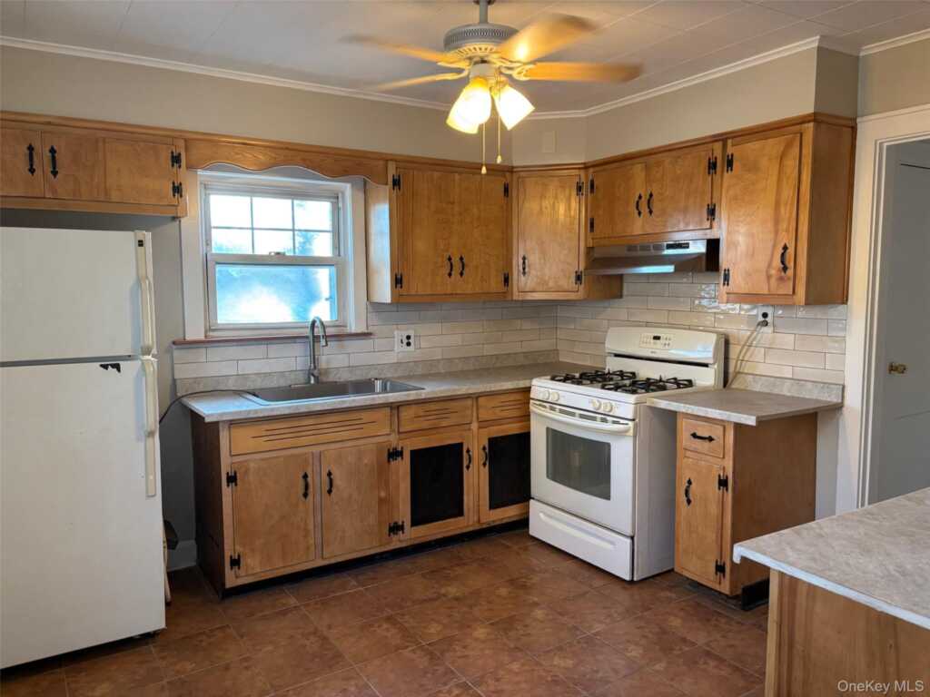 82 Putnam Avenue, Rye, NY 10573 - Photo 4 of 35
