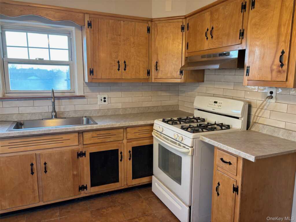 82 Putnam Avenue, Rye, NY 10573 - Photo 7 of 35