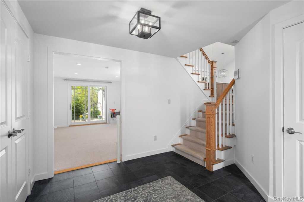 8 Fairlawn Parkway, Rye, NY 10573 - Photo 4 of 25