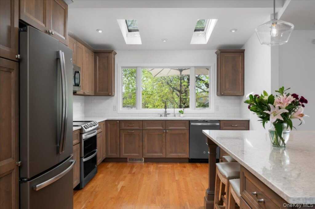 8 Fairlawn Parkway, Rye, NY 10573 - Photo 8 of 25