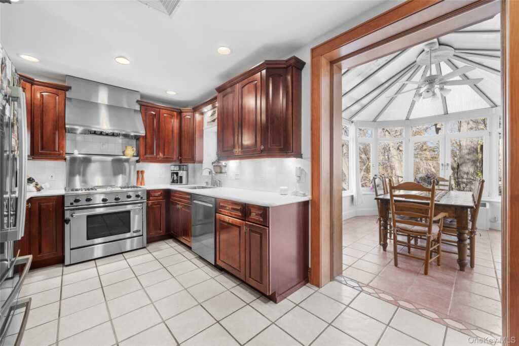 39 Park Circle, White Plains, NY 10603 - Photo 12 of 40