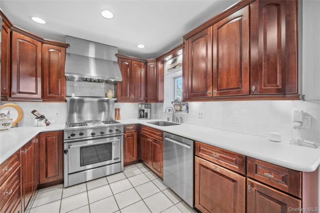 39 Park Circle, White Plains, NY 10603 - Photo 13 of 40