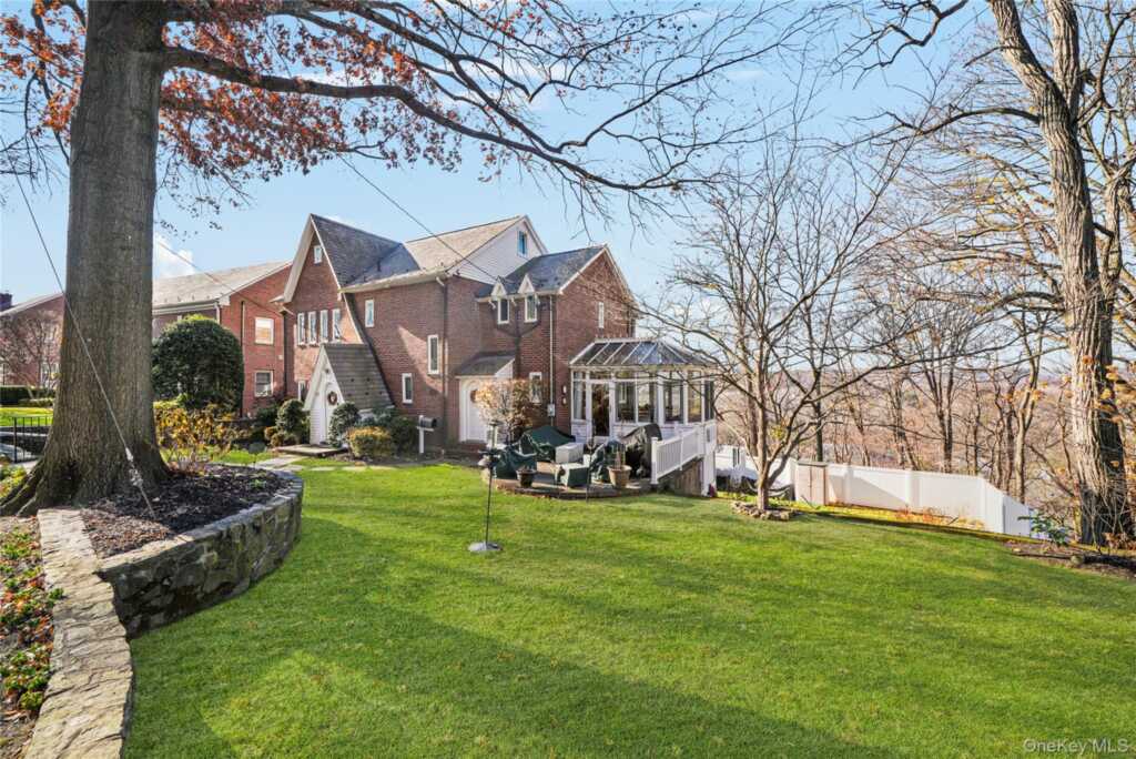 39 Park Circle, White Plains, NY 10603 - Photo 2 of 40