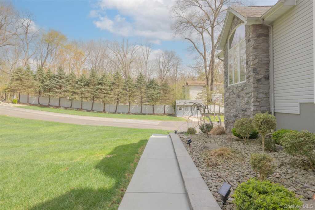 774 Haverstraw Road, Suffern, NY 10901 - Photo 4 of 40