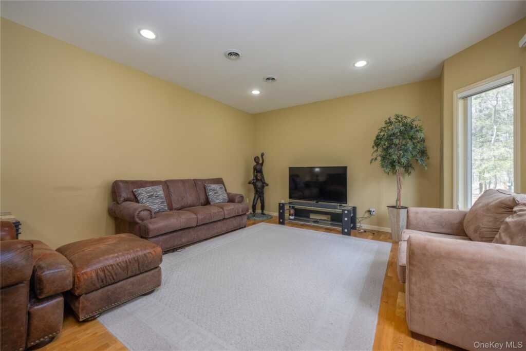 774 Haverstraw Road, Suffern, NY 10901 - Photo 7 of 40
