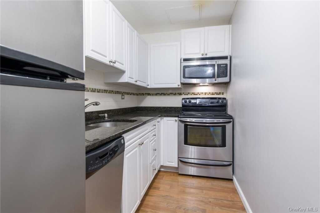 55 Mckinley Avenue, Unit #D2-3, White Plains, NY 10606 - Photo 5 of 17