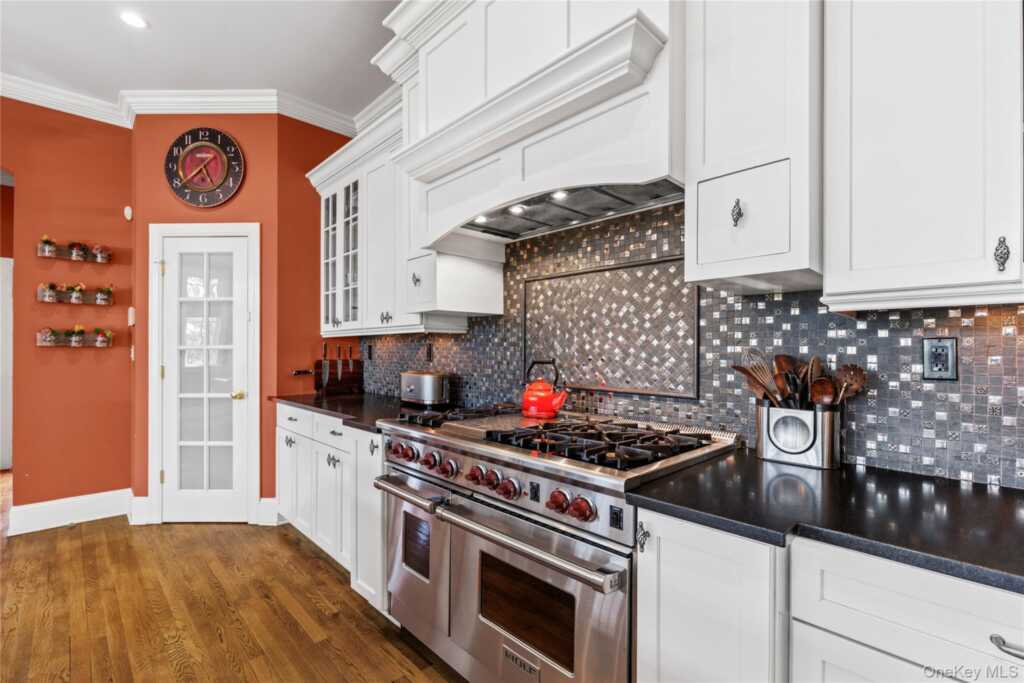 7 Brittany Lane, New Rochelle, NY 10805 - Photo 12 of 29