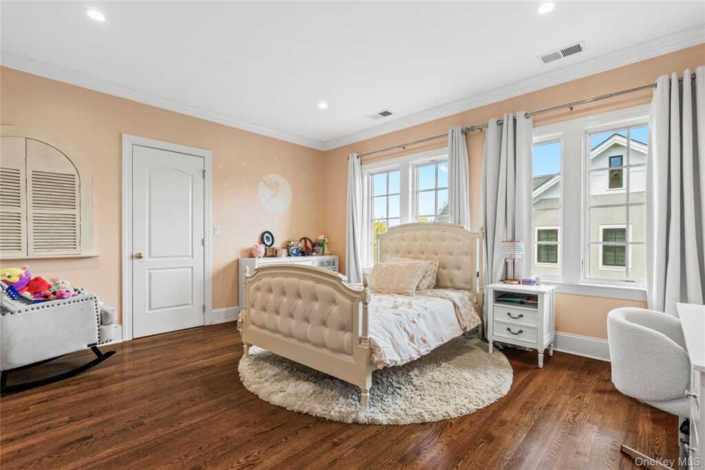 7 Brittany Lane, New Rochelle, NY 10805 - Photo 23 of 29