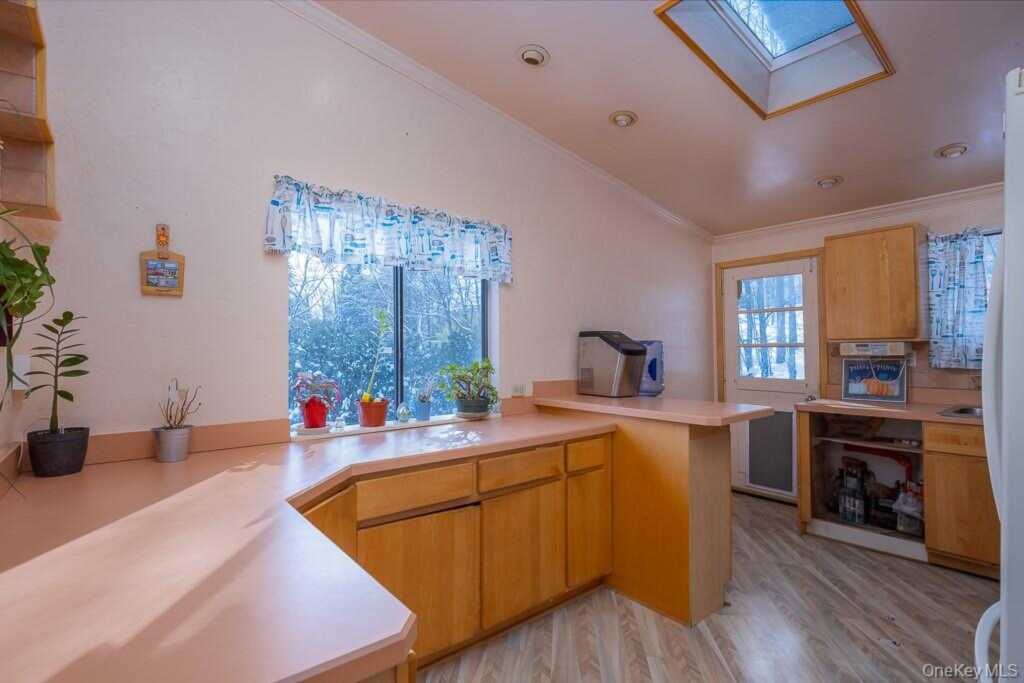 75 Tennyson Drive, Nanuet, NY 10954 - Photo 10 of 21