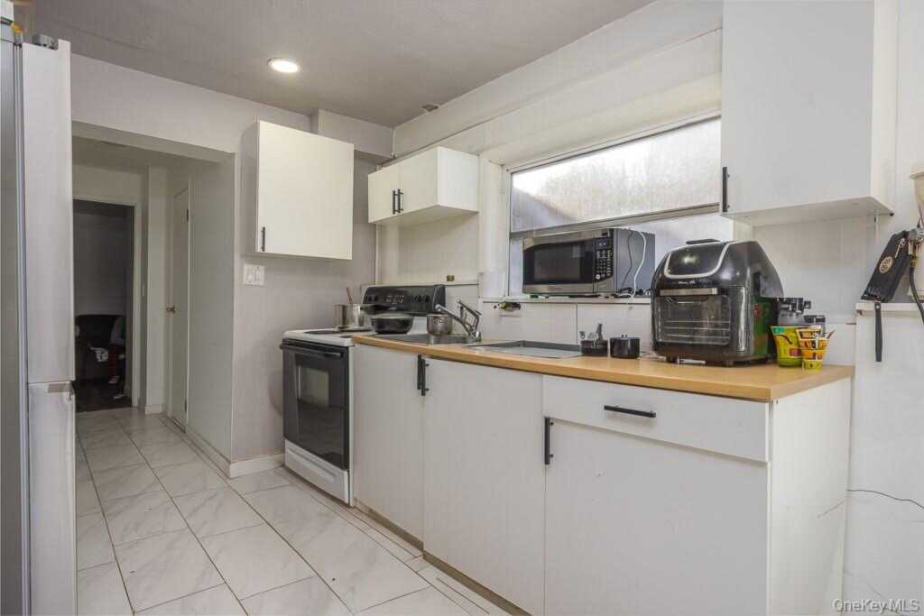 75 Tennyson Drive, Nanuet, NY 10954 - Photo 18 of 21