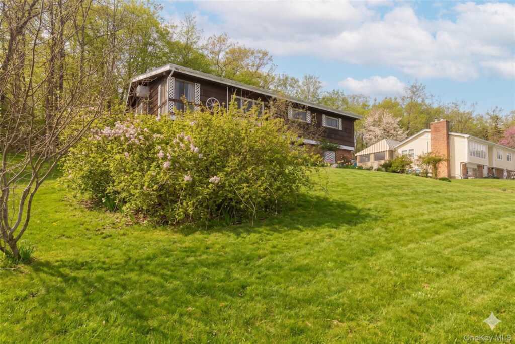 75 Tennyson Drive, Nanuet, NY 10954 - Photo 3 of 21