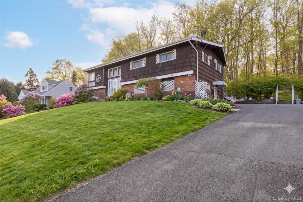 75 Tennyson Drive, Nanuet, NY 10954 - Photo 4 of 21