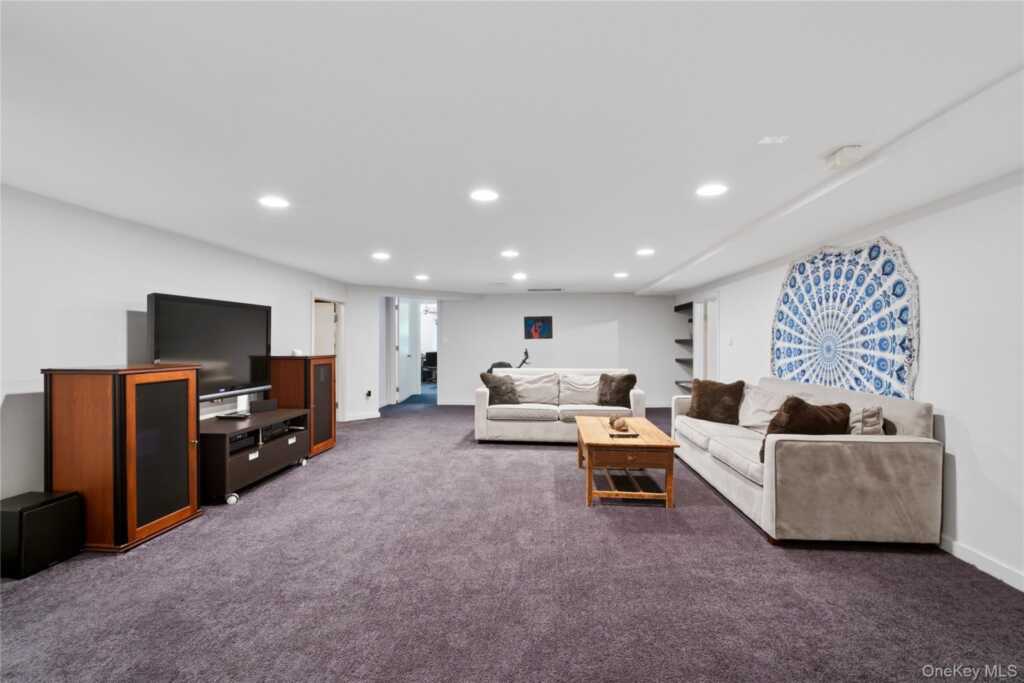 13 Zeck Court, Suffern, NY 10901 - Photo 30 of 36