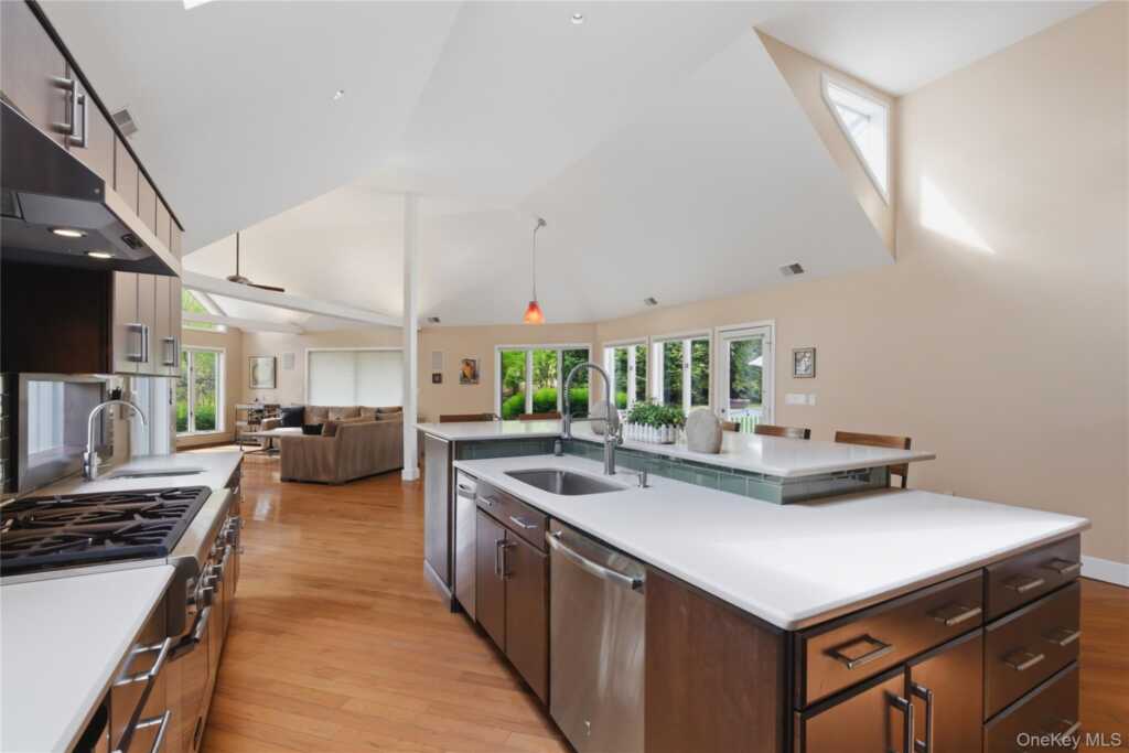 13 Zeck Court, Suffern, NY 10901 - Photo 7 of 36