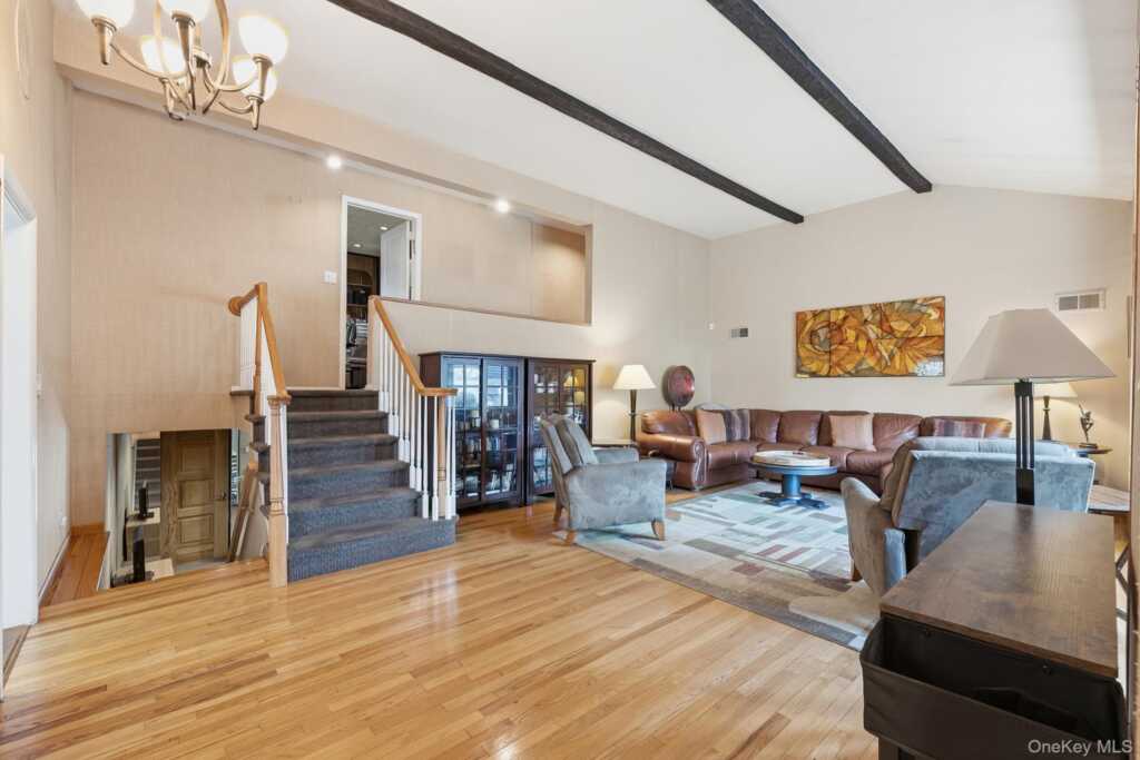 7 Carlton Lane, Rye, NY 10573 - Photo 4 of 44