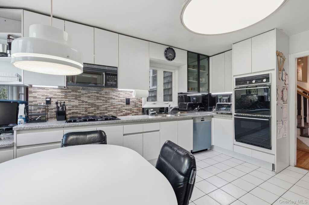 7 Carlton Lane, Rye, NY 10573 - Photo 8 of 44