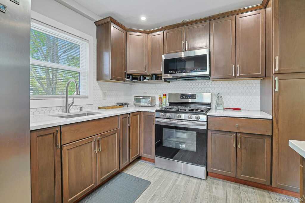 40 Sherwood Drive, Nanuet, NY 10954 - Photo 4 of 31