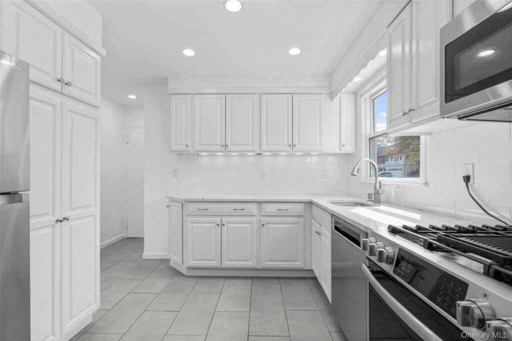 22 Rogers Drive, New Rochelle, NY 10804 - Photo 10 of 22