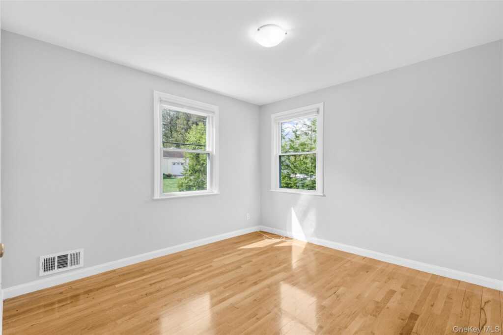 22 Rogers Drive, New Rochelle, NY 10804 - Photo 16 of 22