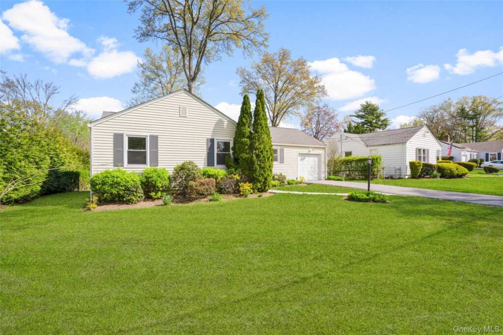 22 Rogers Drive, New Rochelle, NY 10804 - Photo 2 of 22