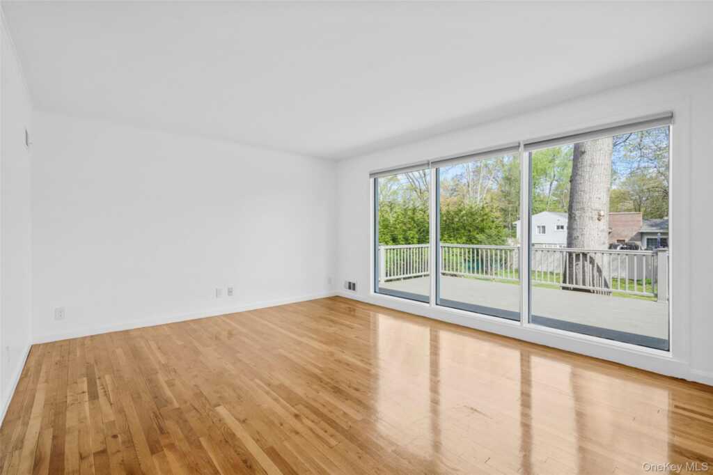 22 Rogers Drive, New Rochelle, NY 10804 - Photo 5 of 22