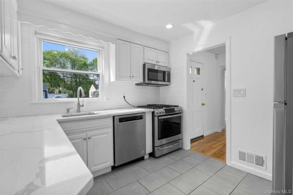 22 Rogers Drive, New Rochelle, NY 10804 - Photo 9 of 22