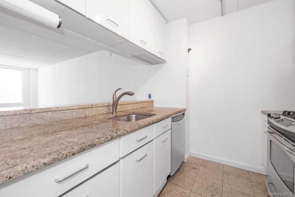4 Martine Avenue, Unit #1120, White Plains, NY 10606 - Photo 10 of 22