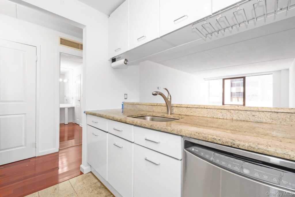 4 Martine Avenue, Unit #1120, White Plains, NY 10606 - Photo 12 of 22
