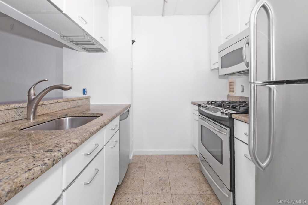 4 Martine Avenue, Unit #1120, White Plains, NY 10606 - Photo 8 of 22