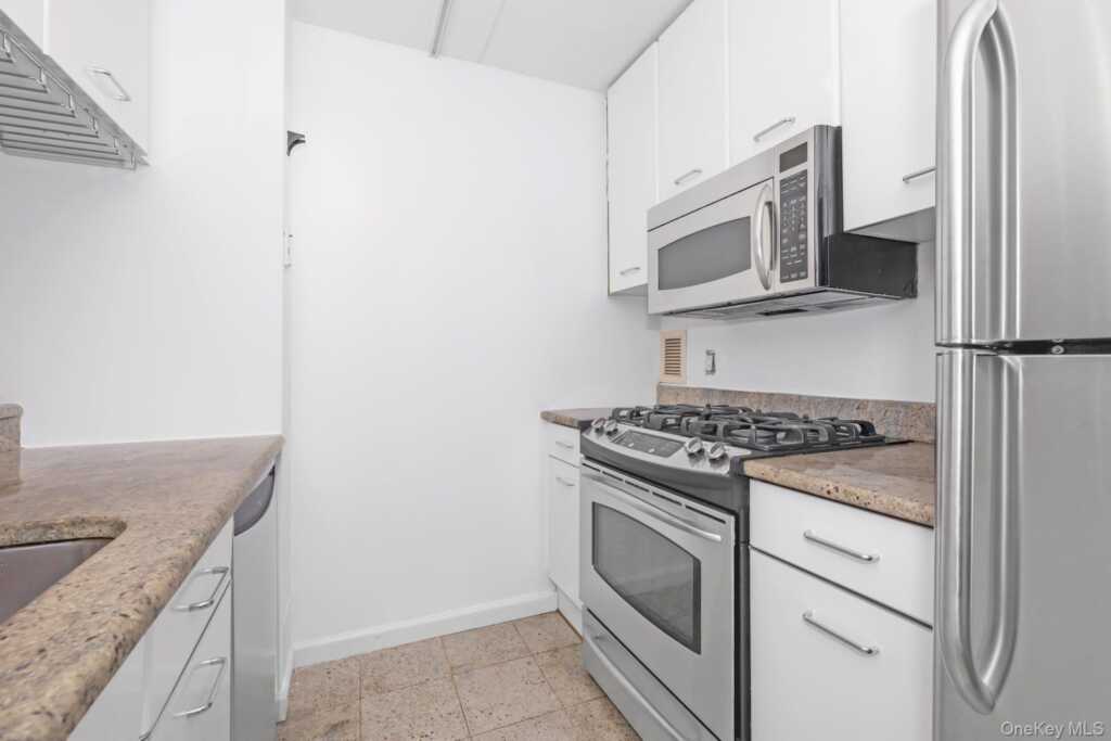 4 Martine Avenue, Unit #1120, White Plains, NY 10606 - Photo 9 of 22