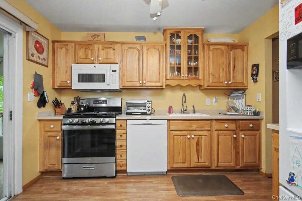 35 Sengstacken Drive, Stony Point, NY 10980 - Photo 4 of 17