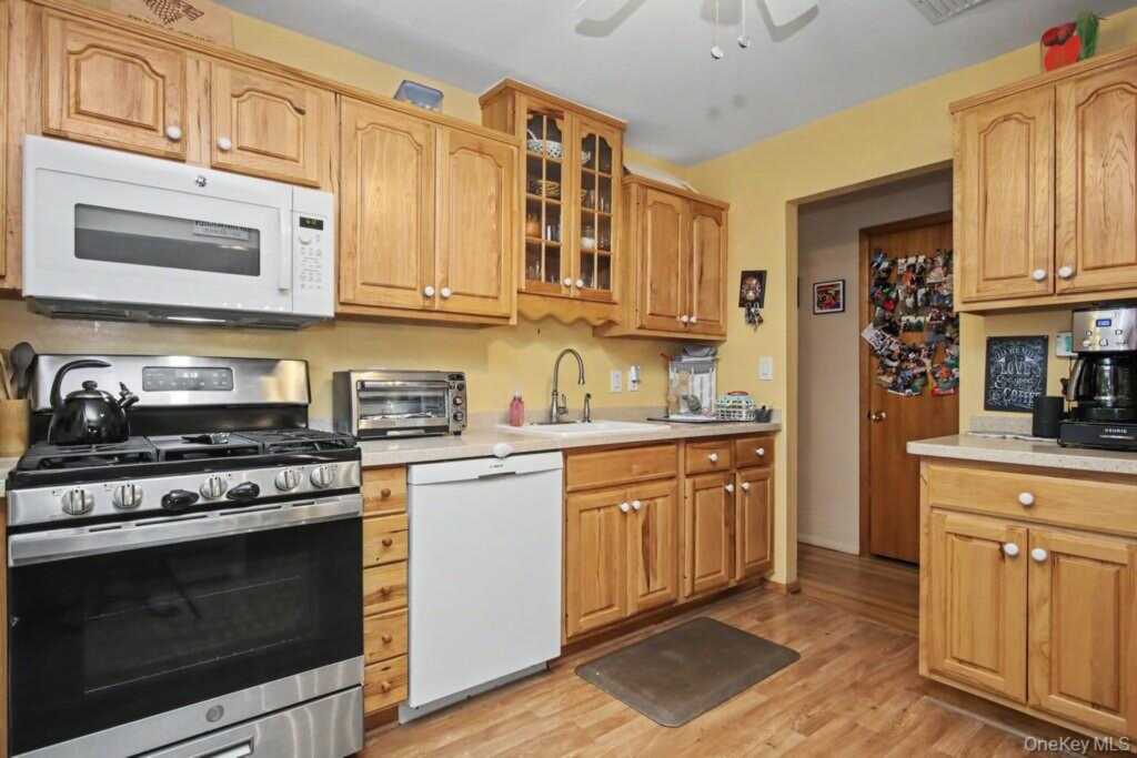 35 Sengstacken Drive, Stony Point, NY 10980 - Photo 5 of 17