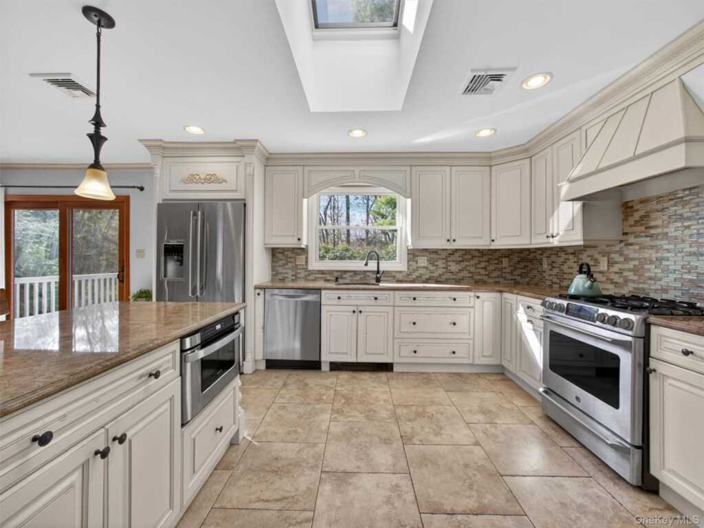 18 Termakay Drive, New City, NY 10956 - Photo 3 of 27