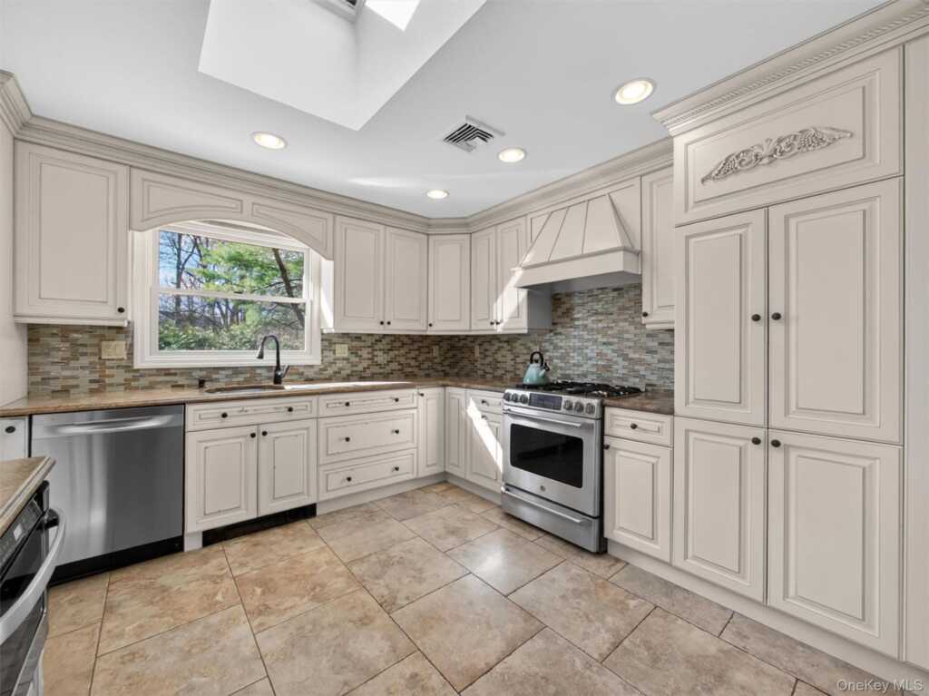 18 Termakay Drive, New City, NY 10956 - Photo 5 of 27