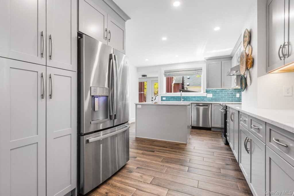 29 Howard Avenue, White Plains, NY 10606 - Photo 3 of 25