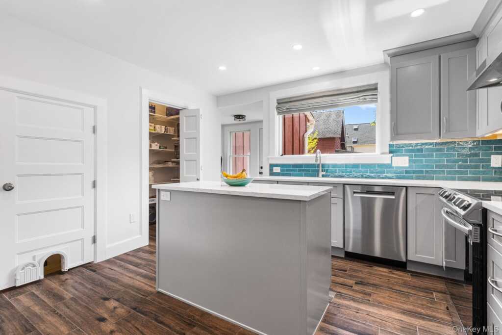29 Howard Avenue, White Plains, NY 10606 - Photo 5 of 25