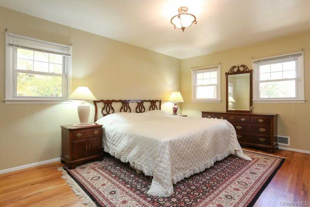 7 Susan Court, White Plains, NY 10605 - Photo 12 of 20