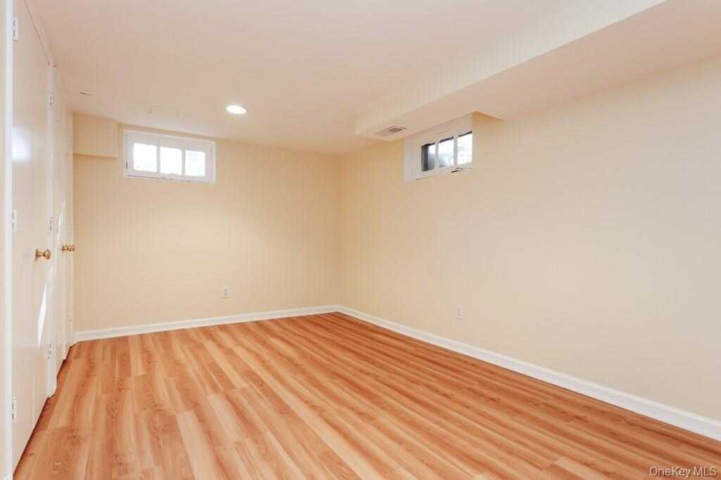 7 Susan Court, White Plains, NY 10605 - Photo 18 of 20