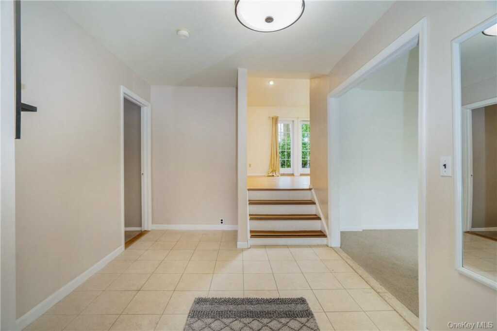 7 Susan Court, White Plains, NY 10605 - Photo 2 of 20