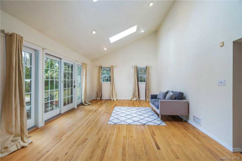 7 Susan Court, White Plains, NY 10605 - Photo 4 of 20