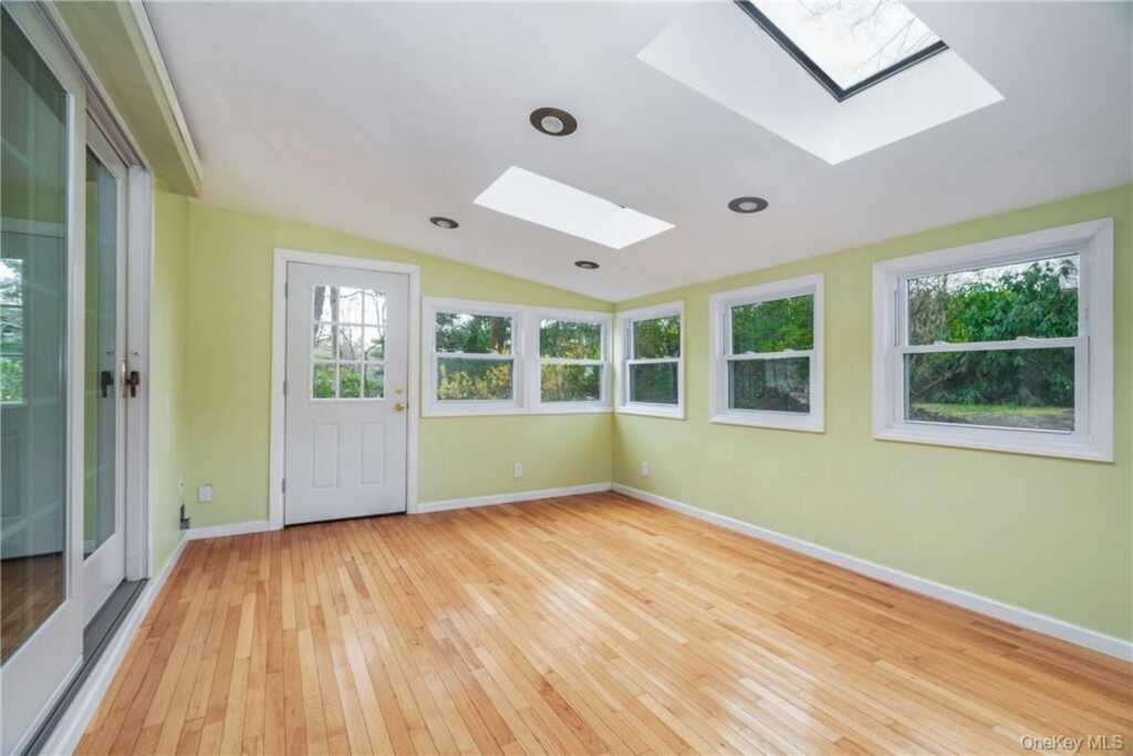 7 Susan Court, White Plains, NY 10605 - Photo 6 of 20
