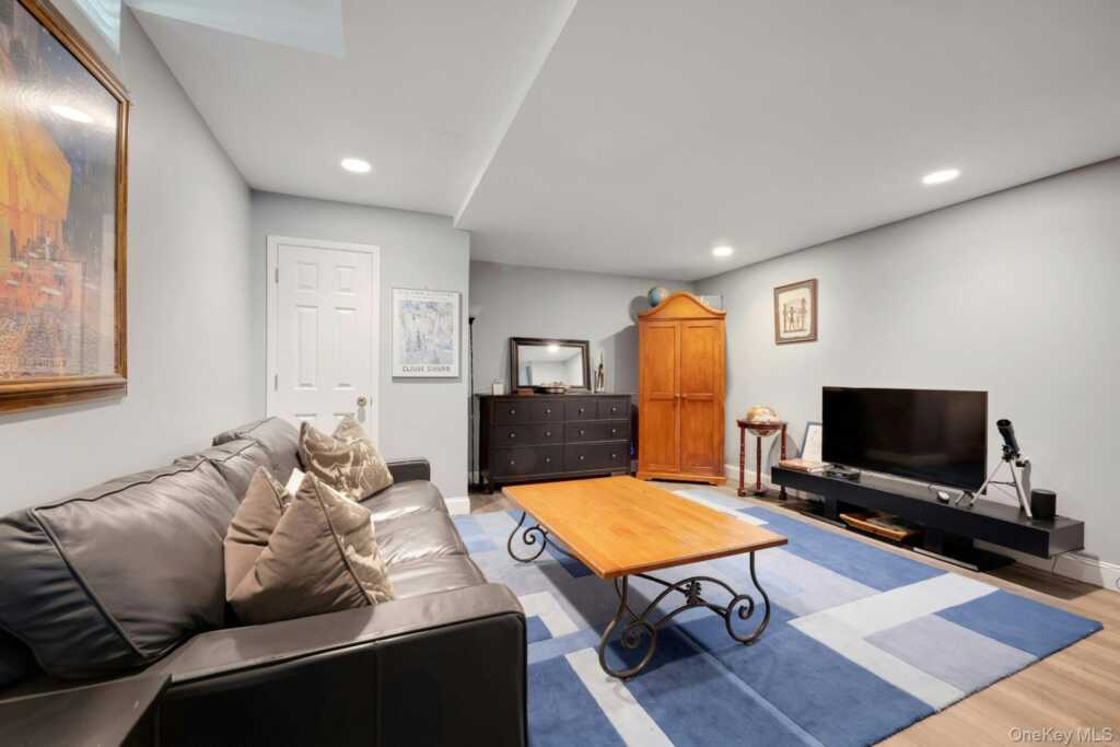 34 Eagle Court, White Plains, NY 10605 - Photo 36 of 49