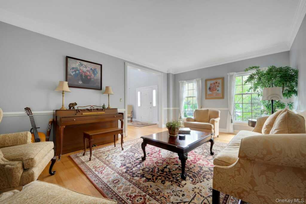 34 Eagle Court, White Plains, NY 10605 - Photo 4 of 49