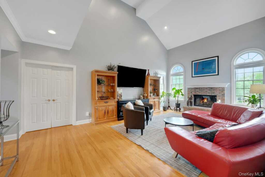 34 Eagle Court, White Plains, NY 10605 - Photo 8 of 49
