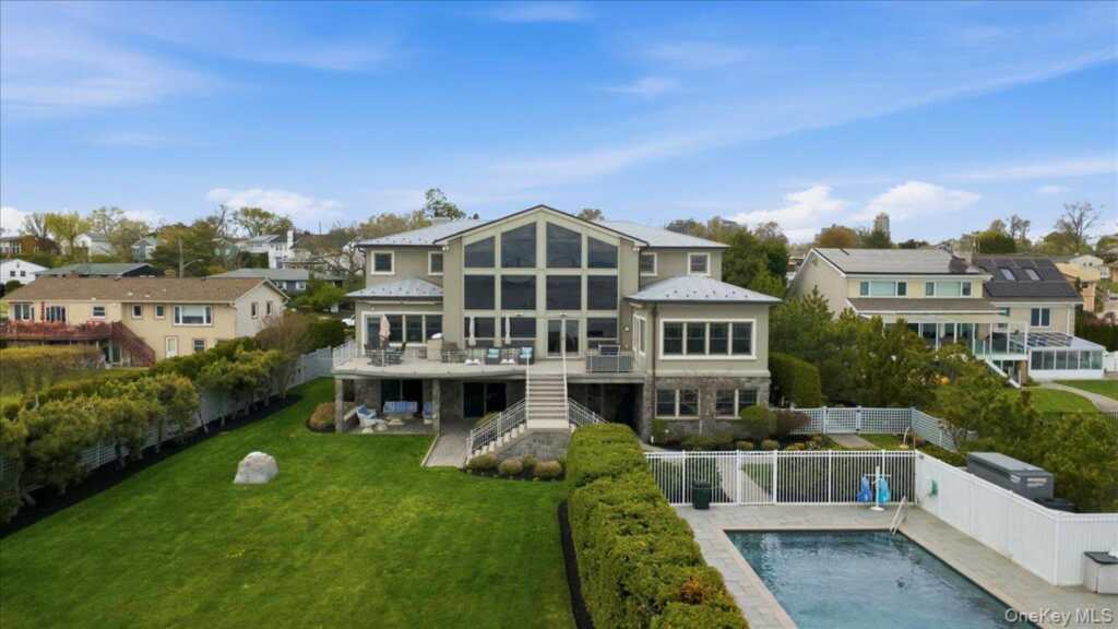 135 Kensington Oval, New Rochelle, NY 10805 - Photo 2 of 47