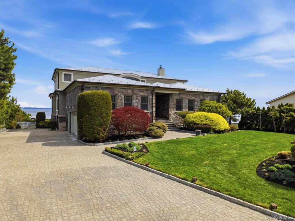 135 Kensington Oval, New Rochelle, NY 10805 - Photo 3 of 47
