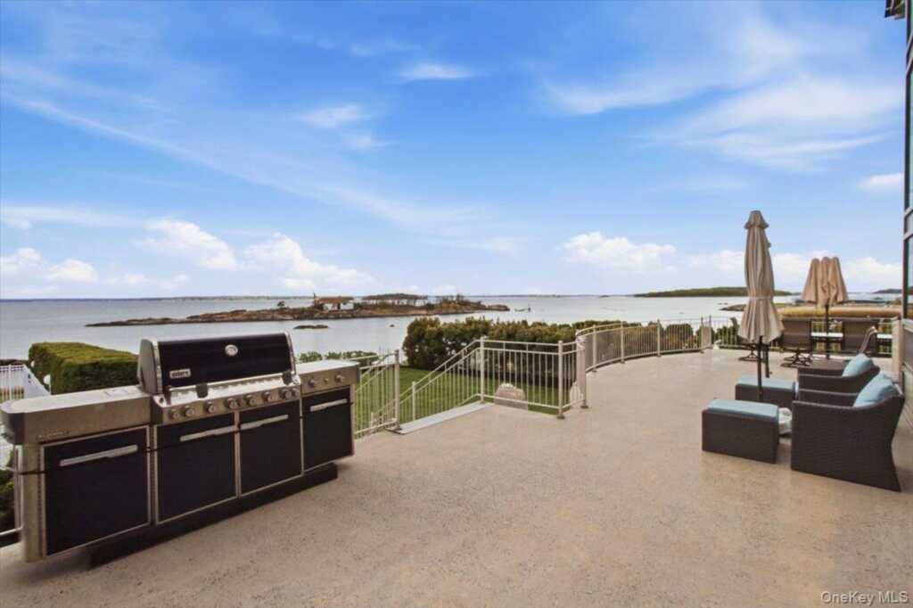 135 Kensington Oval, New Rochelle, NY 10805 - Photo 33 of 47